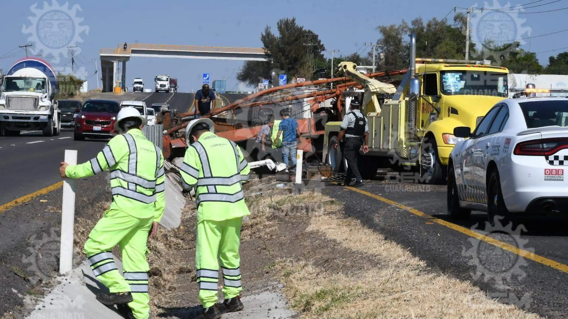 Choca grúa en la carretera Irapuato - Abasolo a la altura de la comunidad Venado de Yostiro (2)